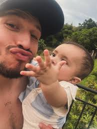 JERÓNIMO Bienvenido a mi vida, hijo. Aquí empieza nuestra historia, y por  mi parte puedo contarte que no soy la misma persona desde que te vi por  primera vez, sentí que todo