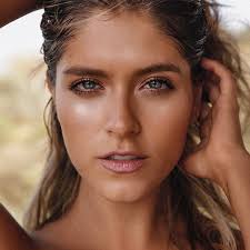 No te vayas (2020), la vuelta al mundo en 80 risas (2018) and la voz kids (2014). Laura Tobon Youtube Stats Channel Analytics Hypeauditor