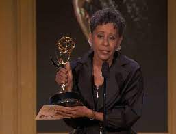 Legacy, mad men), que está de luto, junto con su esposa (aleksa palladino, boardwalk empire, the irishman), por su joven hija sam (madeleine mcgraw), que ha muerto recientemente de forma inesperada. Vernee Watson Johnson Wins Outstanding Guest Performer In A Drama Series Daytime Confidential