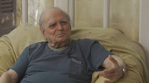 Η ευτυχία παπαγιαννοπούλου (νένα μεντή) μονολογεί συνομιλώντας με τα επτά πρόσωπα που έπαιξαν καθοριστικό ρόλο στη ζωή της και μέσα από την πολυτάραχη ζωή της παπαγιαννοπούλου ξεδιπλώνεται όλη η νεότερη ιστορία της ελλάδας, αλλά και η σύγχρονη ιστορία του λαϊκού τραγουδιού. Ert1 Proswpika Afierwma Sthn Eytyxia Papagiannopoyloy B Meros