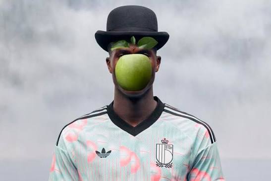 ⚽️🍏 ¿Esto no es una camiseta? La selección de Bélgica lleva el surrealismo  de René Magritte de las galerías de arte directo a la cancha. Para el  Mundial, los "Diablos Rojos" lucirán