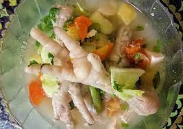 Jadikan sayur sop dengan kombinasi brokoli, wortel dan ceker ayam berikut ini sebagai pilihan ceker ayam dipotong kukunya kemudian kupas kulitnya, kalau perlu rendam air panas (mendidih). Resep Sop Ceker Ayam Lezat Sekali