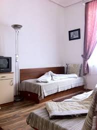 Cognate with portuguese catre, english cot. The English Guest House