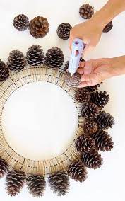 Parfait pour le printemps à travers l'été, assemblé avec de la colle. En Savoir Plus Sur Les Decorations De Noel A Faire Soi Meme Diydecorations Diychristmasornaments Decorati Deco Noel Couronne De Pommes Pomme De Pin Bricolage