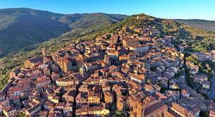 Both are pleasant and have an interesting artistic wealth, but arezzo is more town (it has newly got more than 100,000 residents), cortona is little more than a village. Hotel Italia Cortona In Cortona Book A Hotel In The Heart Of The Etruscan Town Of Cortona
