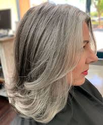 Femme de 60 ans bien coiffée avec des cheveux blancs. Coiffure Cheveux Gris 40 Exemples Pour De Belles Coiffures Cheveux Gris