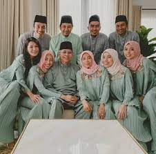 En este nombre malayo , el nombre musa es un patronímico , y la persona debe ser referida por el nombre de pila , annuar. Comelnya Mek Twins Cucu Kembar Tan Sri Annuar Musa Menantu Pun Cantik Sangat Nona