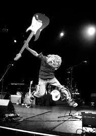 Kurt Cobain Smashing Guitar Pesquisa Google Fotos De Banda Foto Musica Bandas De Musica