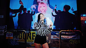 Bóc tem máy ảnh lấy ngay của Jisoo trong MV 