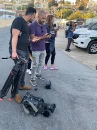 جيفارا البديري مراسلة صحفية في الاراضي الفلسطينية، تعمل مع قناة الجزيرة القطرية كمراسلة لها من الضفة الغربية. Lppisfls Vlx8m