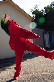 Además de las fotos, la revista de moda también incluye en su interior una entrevista a la cantante en la que habla sobre el empoderamiento y el amor propio. How Billie Eilish Rode Teenage Weirdness To Stardom The New York Times