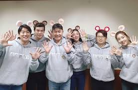 A lawyer is given the mission of revitalising a bankrupt zoo that has no animals. Tembus 1 Juta Penonton Ini Dia 5 Alasan Kamu Harus Nonton Secret Zoo