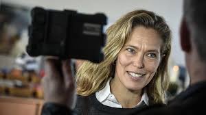 Renee Toft Simonsen forsvarer udskældt drag-arrangement: 1000 andre ting at  skærme børn mod end mænd i dametøj