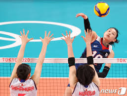 배구(排球, volleyball)는 각각 6+1명 또는 9명으로 구성된 두 팀이 경기장 중앙에 네트가 설치된 배구 경기는 한 팀이 6명으로 구성된다. Fzcqvdsbmjuybm