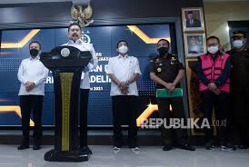 Adeline lis diketahui pernah melarikan diri ke rrc dan ditangkap kbri tahun 2006, namun. 9 2sgzvl Gsvlm