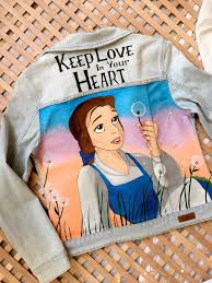Dzhinsovaya Kurtka Beauty And The Beast Dopolnitelnaya Personalizaciya Etsy Painted Jacket Hand Painted Denim Jacket Painted Clothes Diy