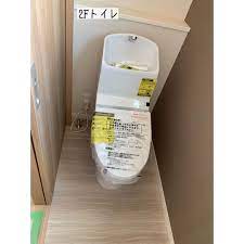 tyune house instagram トイレのコンセント トイレのコンセントは目立たないように 便器の後ろ側に設置するよう お願いしていました 1fトイレのコンセントは いい感じに目立たない位置 2fトイレのコンセントが すごーい目立つ位置に 涙