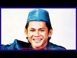 Allahyarham sudirman bergandingan dengan jaafar onn berlakon dalam video klip 'balik kampung'. Lirik Lagu Apa Khabar Orang Kampung Sudirman