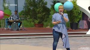 Das schönste geschenk zu ihrem gestrigen geburtstag, machte sie sich jedoch selbst: Maite Kelly Liebe Lohnt Sich Zdf Fernsehgarten 10 05 2020 Youtube