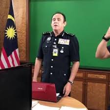 Kendisi en çok kendi yarattığı, yönettiği ve yapımcılığını üstlendiği en uzun soluklu polis usul drama dizisi gerak khas ile tanınır. Norman Hakim Dan Yusuf Haslam Menangis Berpelukan Kejutkan Peminat Drama Gerak Khas