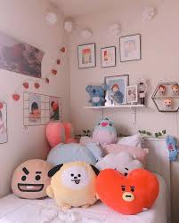 Intip dekorasi kamar tujuh anggota boyband bts viva 7 desain kamar ala seleb korea yang bisa kamu tiru desain kamar tidur ala kpopers Bts Room Roomdecor Bedroom Taehyung Jimin Jungkook Jin Yoongi Namjoon Jhope Ide Dekorasi Kamar Ide Kamar Tidur Ide Dekorasi Kamar Tidur
