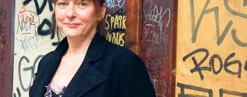 In 2017 she took on the role of cornelia harms, manager of the freiburg investigators tobler and berg, in the tv series tatort. Die Seele Rauslassen Kultur Tagesspiegel