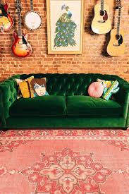 30 Lush Green Velvet Sofas In Cozy Living Rooms Green Velvet Tufted Sofa Home Decor Green Sofa