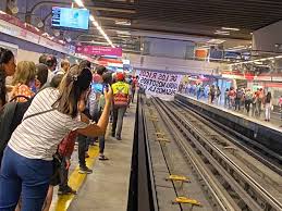 It connects the commune of cerrillos , in the south west of the city, with provide. Manifestacion De La Aces En Los Leones Interrumpio La Linea 1