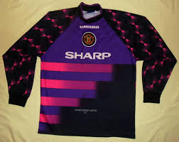 Alguns consideravam o seu estilo um pouco ortodoxo, hiperbólico, louco demais para um representante da fria escola nórdica. Manchester United Torwart Fussball Trikots 1996 1997 Sponsored By Sharp