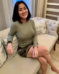 Wanita yang dipanggil tante erni ini bahkan memiliki julukan, yakni. Fakta Unik Tante Ernie Sang Pemersatu Bangsa Yang Lagi Viral Followernya Di Instagram Lebih 1 Juta