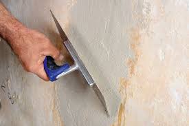 7 Tricks Mit Denen Du Schaden An Der Wand Ganz Einfach Ausbesserst Wande Spachteln Sockel Verputzen Verputzen