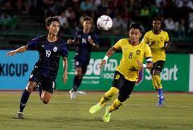 Namun, ukuran bola yang digunakan dalam sepak takraw dengan bola yang digunakan dalam sepak bola dan bola voli berbeda jauh. Gambar Permainan Bola Sepak Lertyi