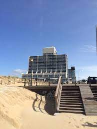 Un grand bar central, un restaurant, un lounge ainsi qu'une partie balnéaire avec un ponton central. Het Carlton Beach Hotel Picture Of Carlton Beach Scheveningen Tripadvisor