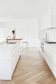 le parquet clair c est le nouveau hit d interieur pour 2021 kitchen cabinet design white kitchen cabinets white kitchen design