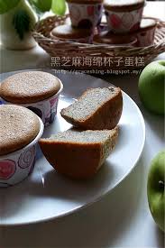 买了两包的黑芝麻粉 做了这充满香气的黑芝麻蛋糕 喜欢做成杯子蛋糕 较方便与亲友分享 黑芝麻海绵杯子蛋糕材料