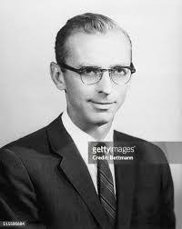 Robert Estill's Instagram, Twitter & Facebook