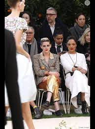 Maybe you would like to learn more about one of these? Para Assistir Ao Desfile Da Chanel Na Semana De Moda De Paris Kristen Stweart Apostou Em Calca Metalizada E Blazer De Tweed Com Detalhes Dourados Purepeople