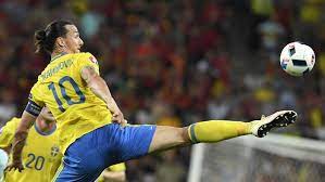 Top, is tackled by romania's tudor baluta during the euro 2020 group f qualifying soccer match between romania and sweden on the national arena stadium in bucharest, romania. 5 Jahre Nach Rucktritt Ibra Wieder Im Schweden Kader Nationalteams Sportnews Bz