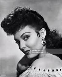 Who are the two actresses in the photo?