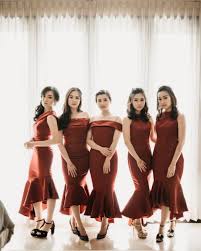 Model batik kombinasi kain polos katun merah bata. 10 Inspirasi Seragam Bridesmaids Warna Merah Siap Curi Perhatian