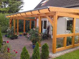 Massive Terrassenuberdachung Aus Holz Mit Einer Dacheindeckung Aus Verbundsich Terrassenuberdachung Uberdachung Terrasse Terrassenuberdachung Holz Selber Bauen