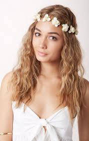 Romantische Frisuren Mit Blumenkrone Fur Die Hochzeit Romantische Frisuren Hut Frisuren Blumenkronen