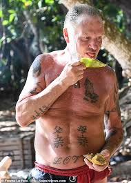 Nato a gateshead, in inghilterra, il 27 maggio del 1967, gascoigne entra nel mondo del pallone da bambino partendo dalle. Paul Gascoigne 53 Goes Shirtless As He Tucks Into A Piece Of Fruit On Italian I M A Celebrity Daily Mail Online