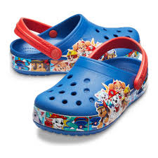 Auch wenn für kleine jungen aktuelle modetrends eher nebensächlich sind, so ist es doch schön, dass mütter bei der wahl von sandalen für jungen auf beides achten können: Crocs Crocband Fun Lab Paw Patrol Blau Sandale Kinder Online Bestellen
