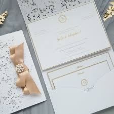 Edle Pocket Einladungs Laserschnitt Karten Mit Satinschleife Und Brosche Erhaltlich Unter Www Akhofprint Ch Karte Hochzeit Hochzeitskarten Hochzeitseinladung