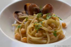 La pasta con crema di ceci e vongole è un primo piatto che unisce il profumo del mare con quello della terra. Mare Terra Ceci Vongole E Spaghetti Una Biologa Ai Fornelli