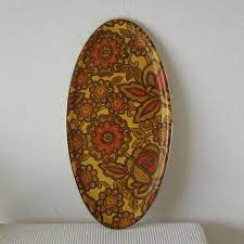 ヴィンテージ感たっぷり ビビッドななレトロポップ模様がかわいいイギリス製トレイ お盆です 製作は この手のトレイ専門に製作して４０年以上というイギリスのarnold design社です https www arnolddesigns co uk ただ可愛い飾りとしてでなく レトロ 小さな