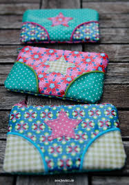 Taschen aus wachstuch sind schnell genäht und super praktisch. Bunte Reissverschlusstaschchen Aus Wachstuch Und Meine Anleitung Dazu In Der Zeitschrift Nah Was Mit Wachstuch 3 Mit Giveaway Stitchydoo