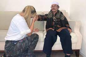 Sesuai dengan makna harfiahnya, kawi berarti pujangga. Punya Ayah Guru Ngaji 9 Potret Kompaknya Dinar Candy Dan Haji Acep
