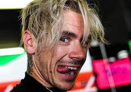 Leclerc: "Con Sainz possiamo essere amici fuori dalla pista, ma quando  abbassiamo la visiera..."